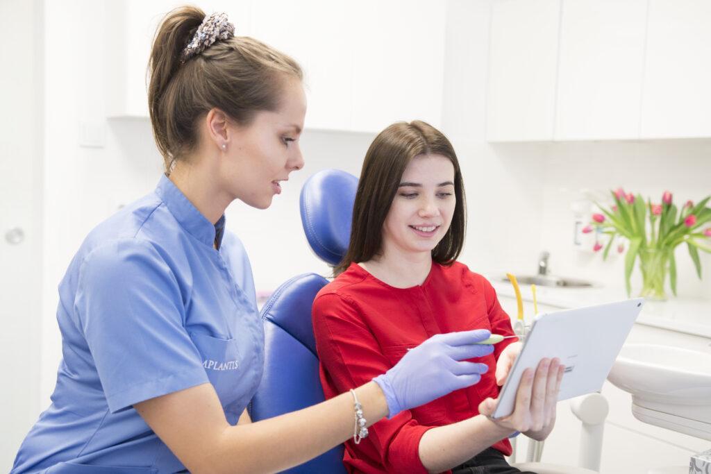 Dentysta tłumaczy pacjentce plan leczenia