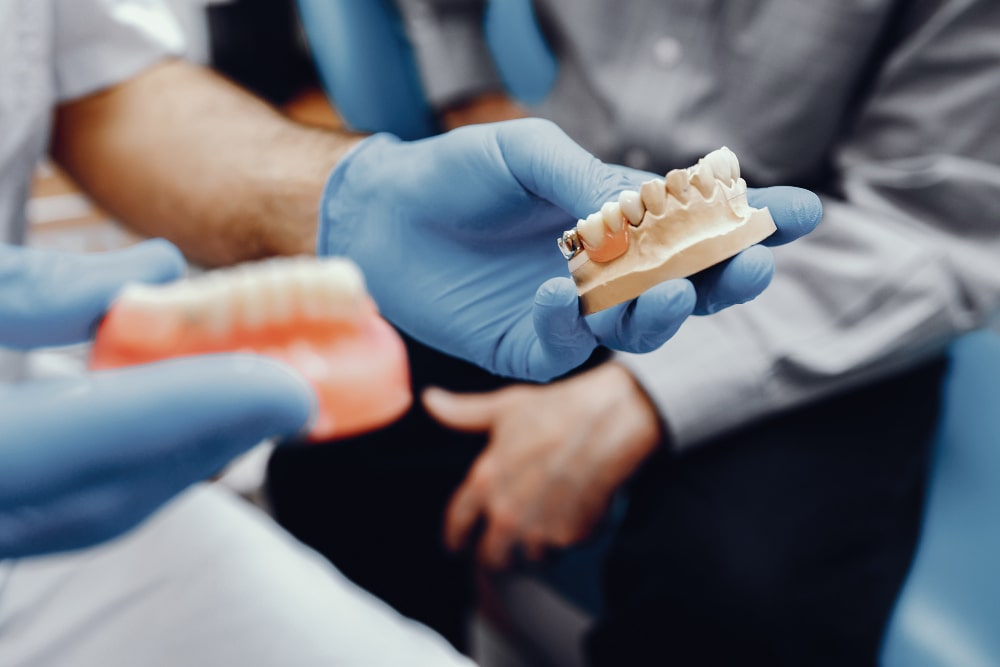 implanty zęba, implanty zębów Kraków, klinika Implantis Tomasz Bobek