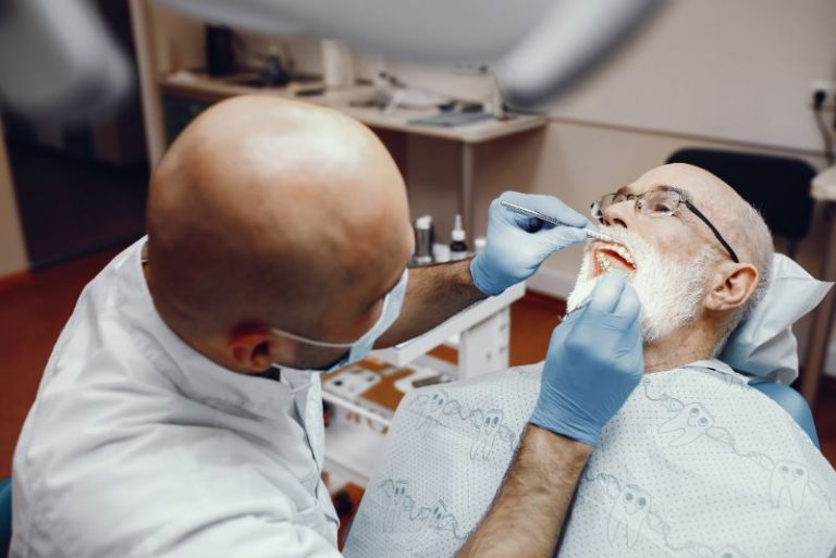 Zalecenia po wszczepieniu implantu zęba. Czego trzeba przestrzegać?