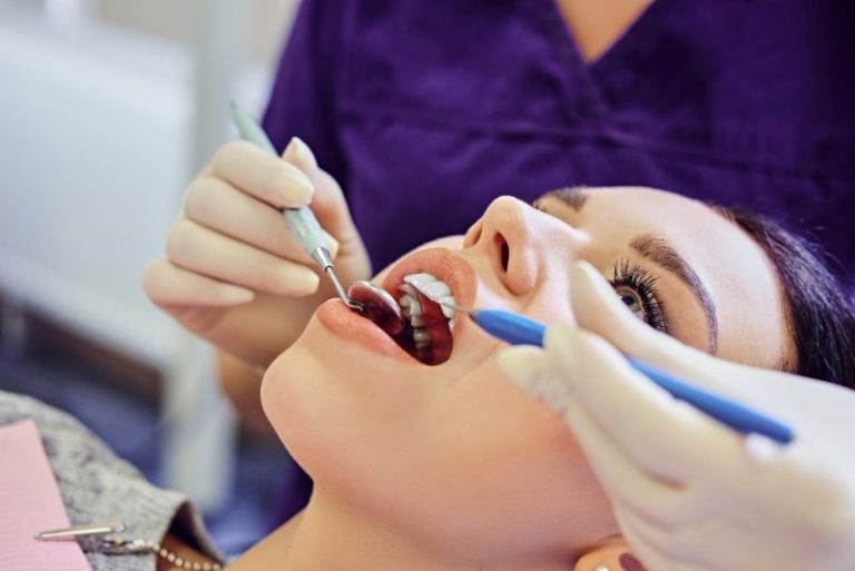 Ile po wyrwaniu zęba można założyć implant?