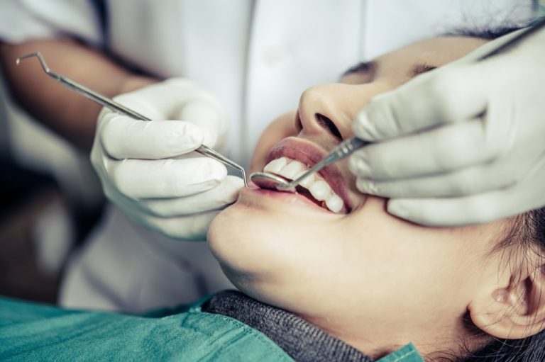 ile kosztuje implant zęba w Krakowie